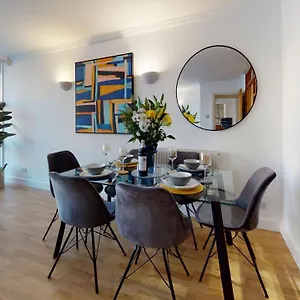 Docklands Riverside Superior 3 Bedroom Apartment By Delta Accomodation London