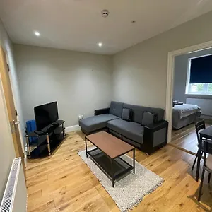 Lovely 1 Bedroom With On Street Parking Apartment London