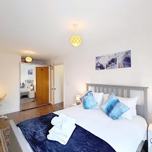 Two Bed Serviced By Docklands Apartment London